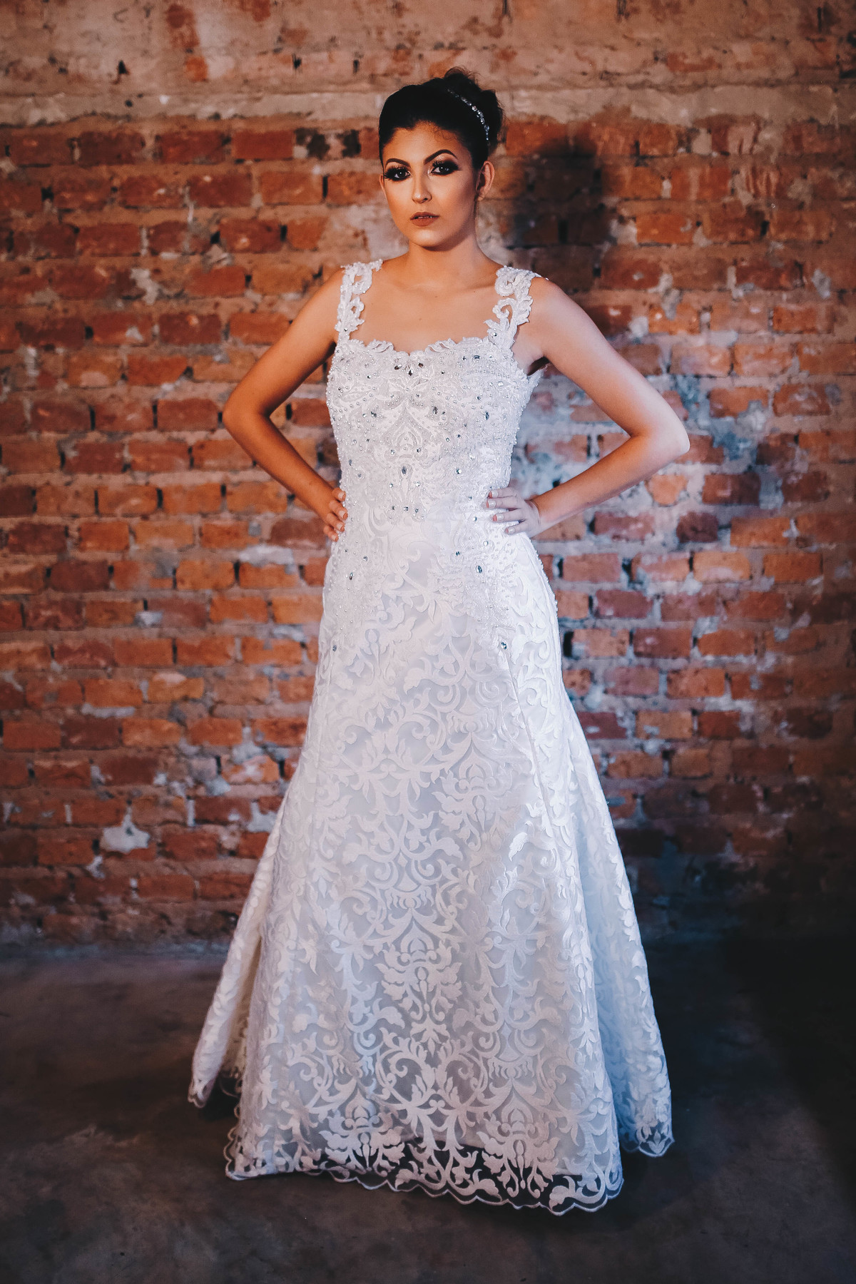 vestido branco em parede de tijolos 