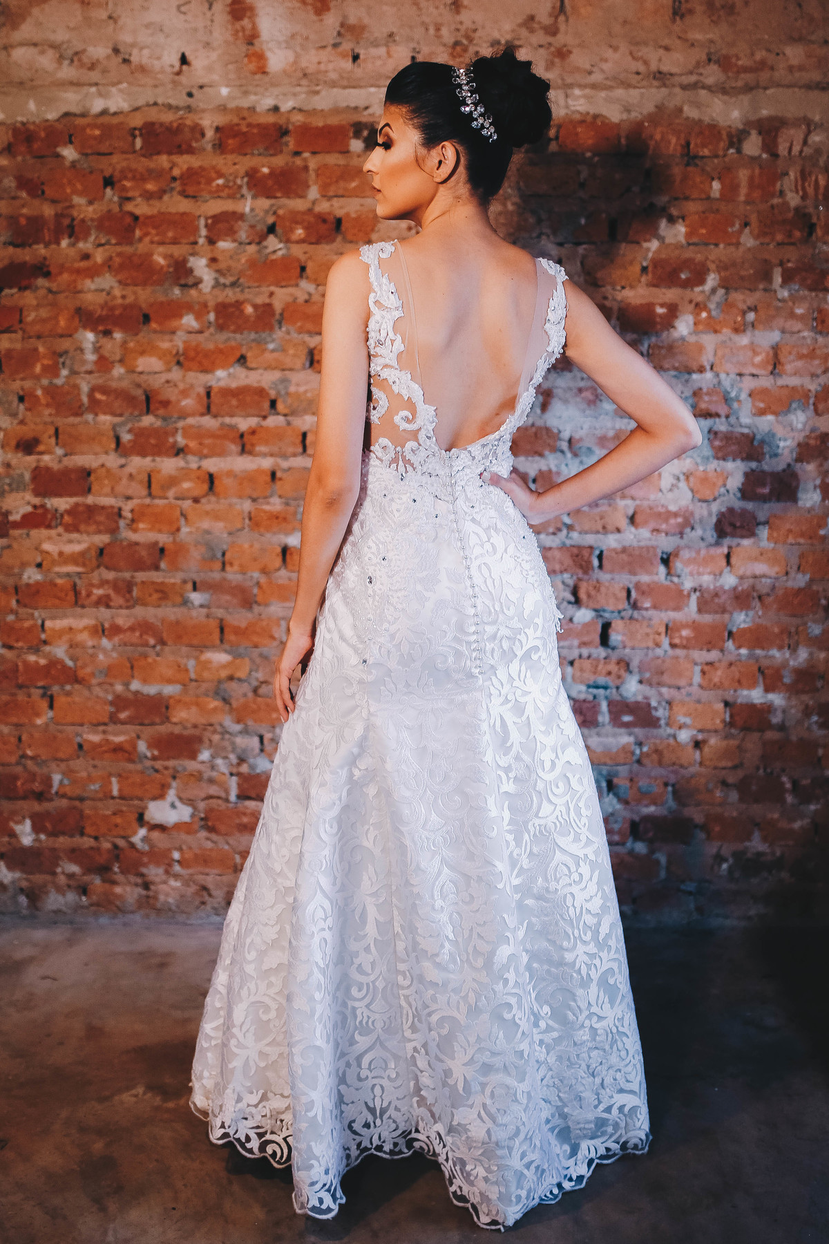 vestido branco em parede  de tijolos 