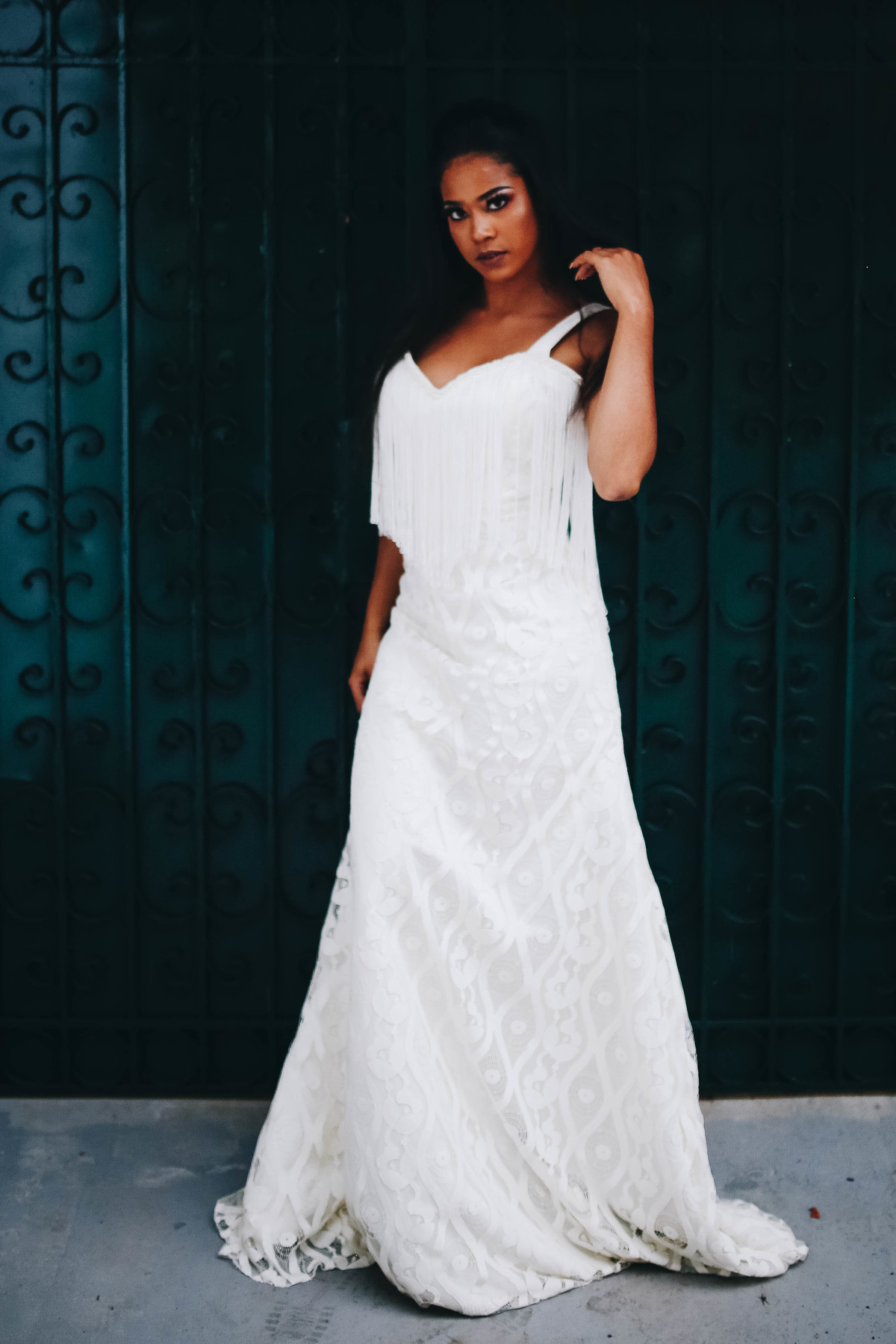 vestido branco em frente a portão azul