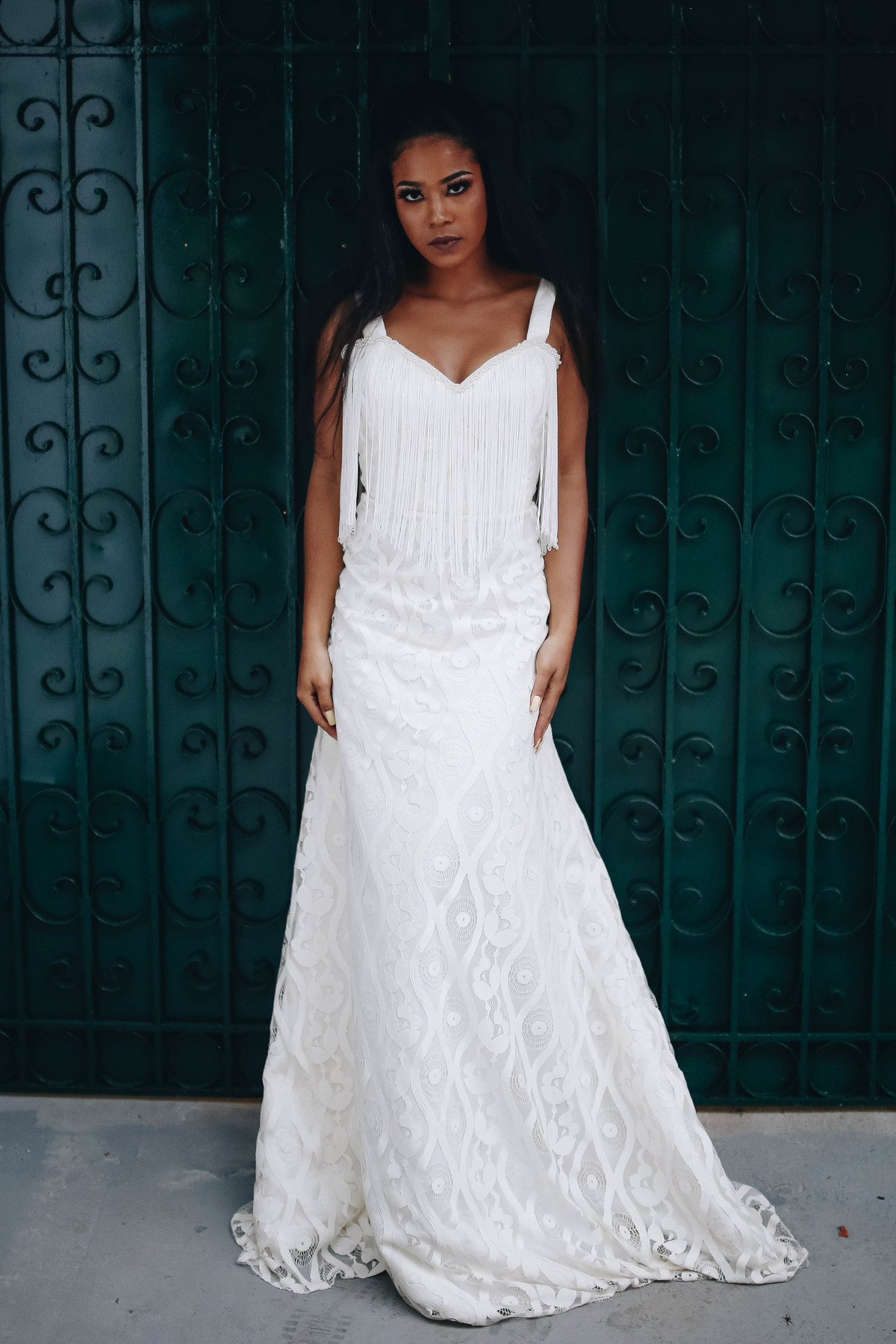 vestido branco em frente a portão azul