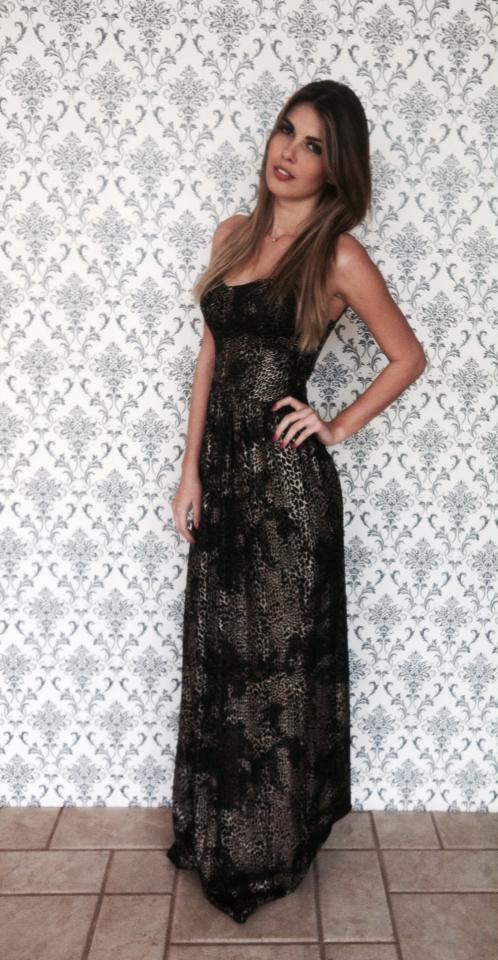 vestido preta com parede azul bordada de fundo