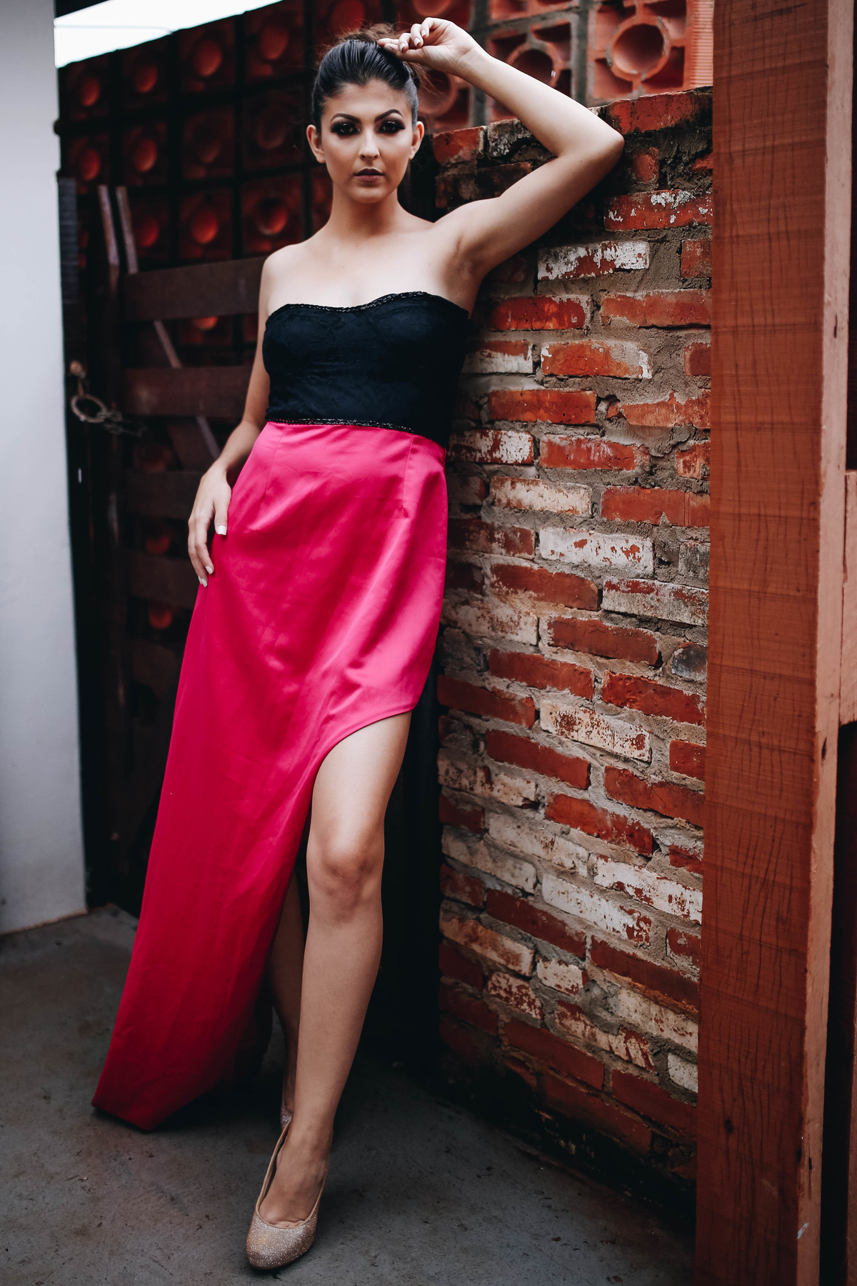 saia rosa em parede de tijolo