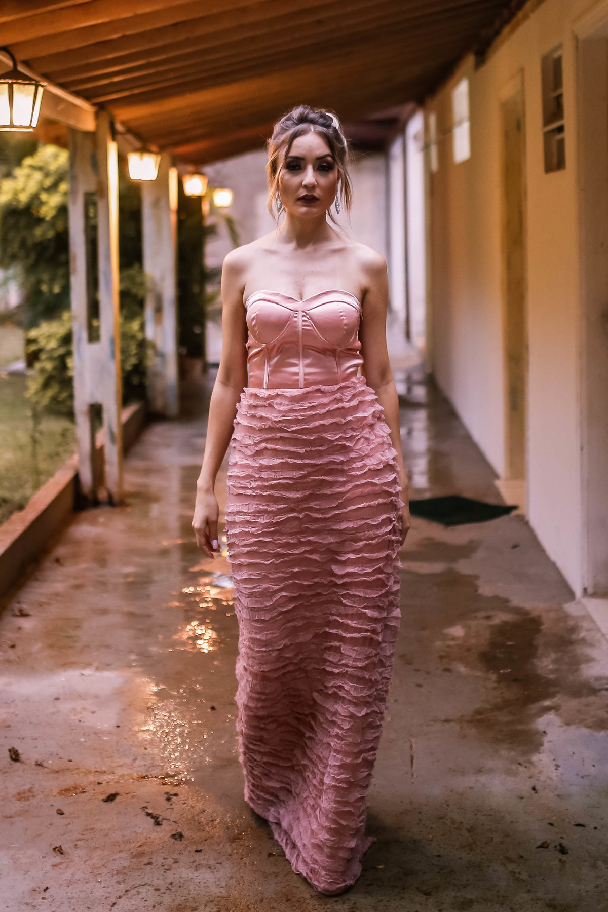 vestido rosa em um corredor molhado