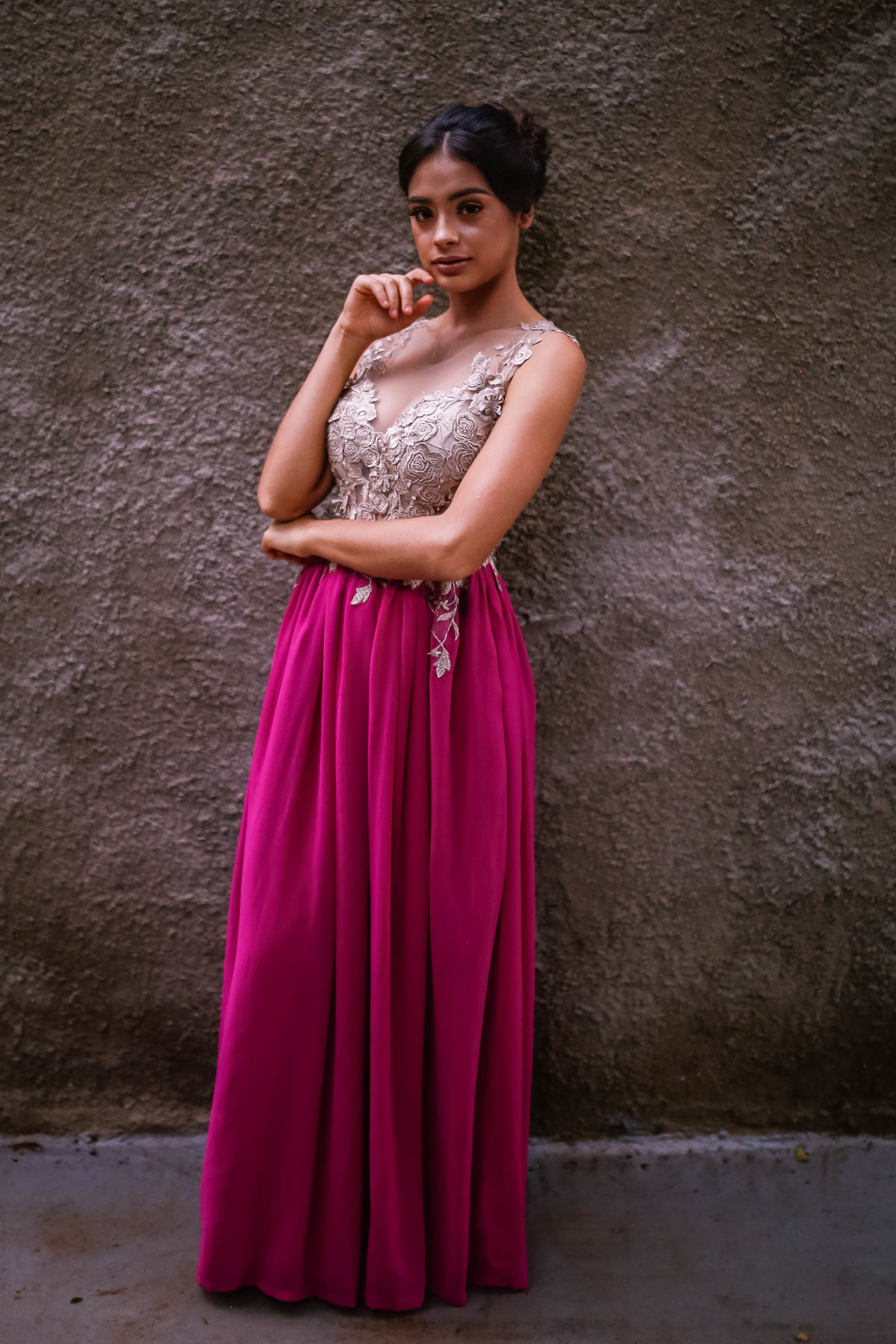 saia rosa em frente a parede de concreto