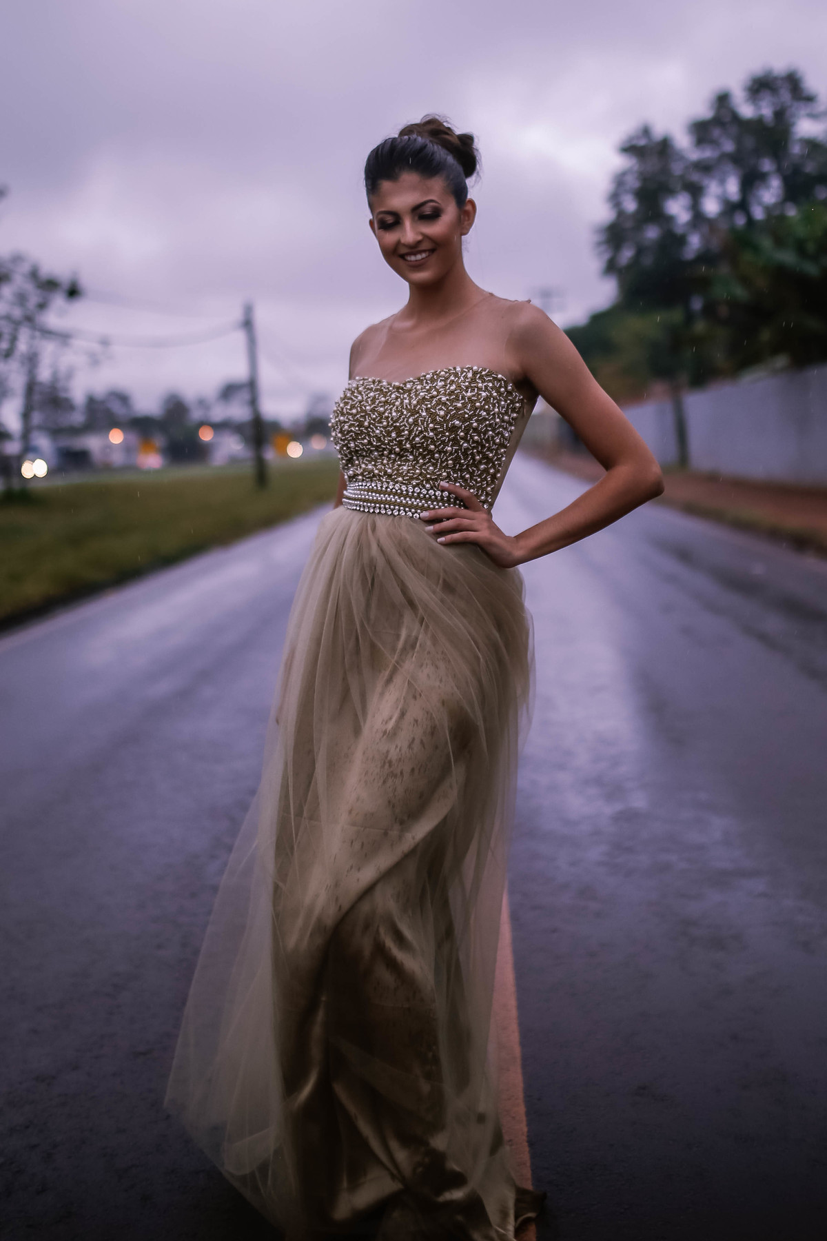 vestido prata em uma rua molhada