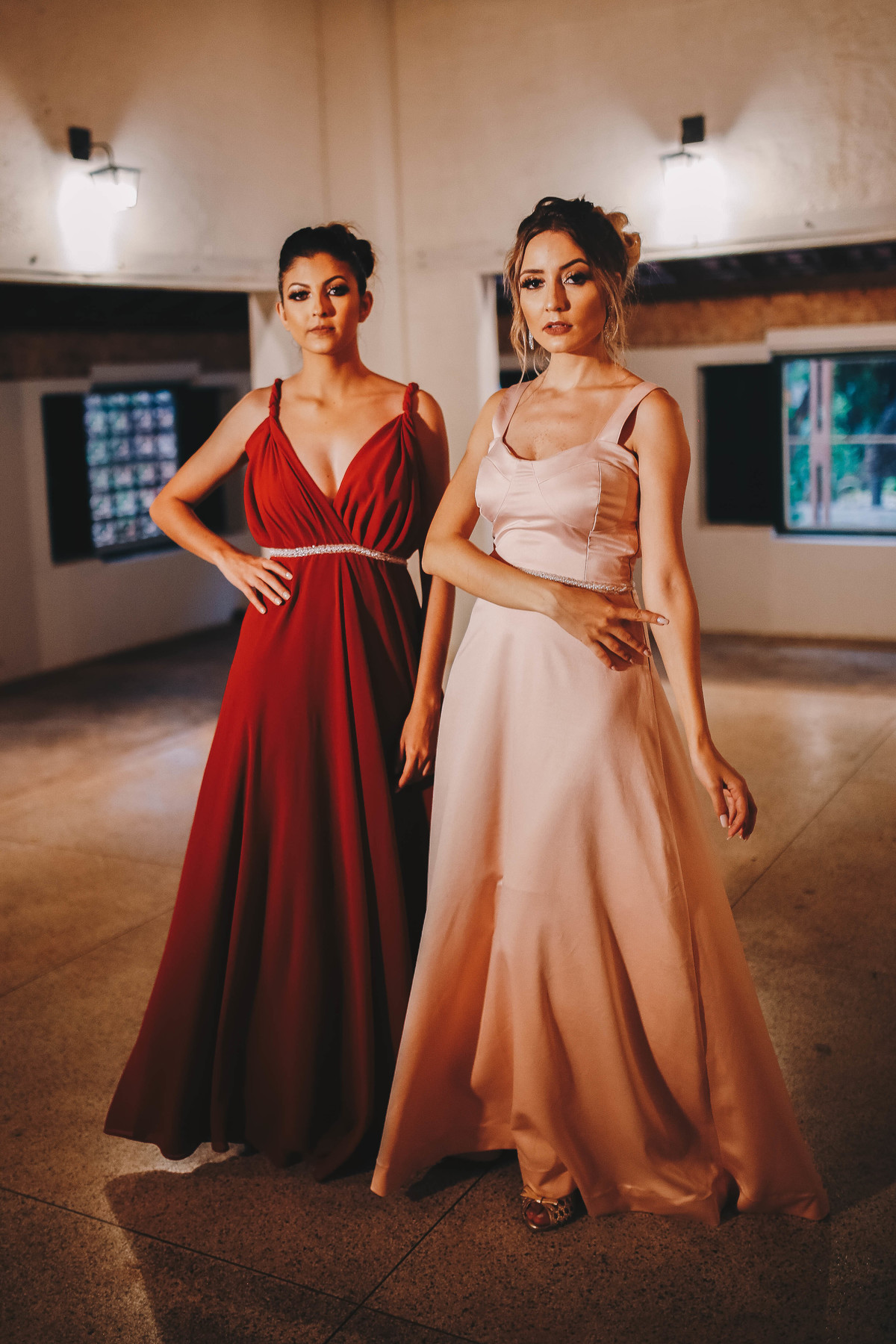 vestido branco e vermelho em um salão