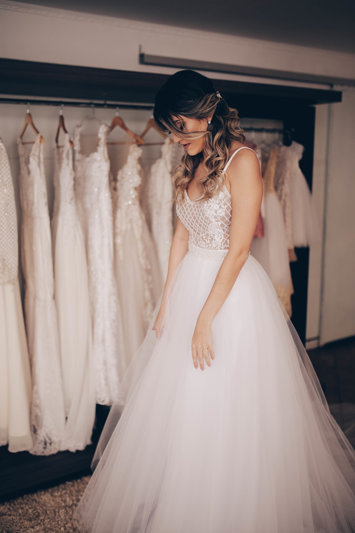 vestido branco com vários vestido brancos atrás