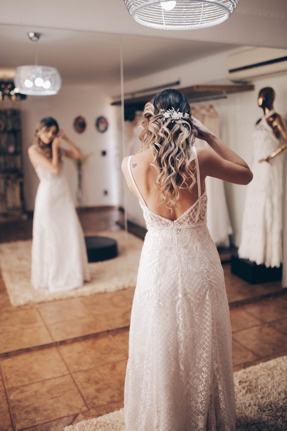 vestido branco em quarto bonito