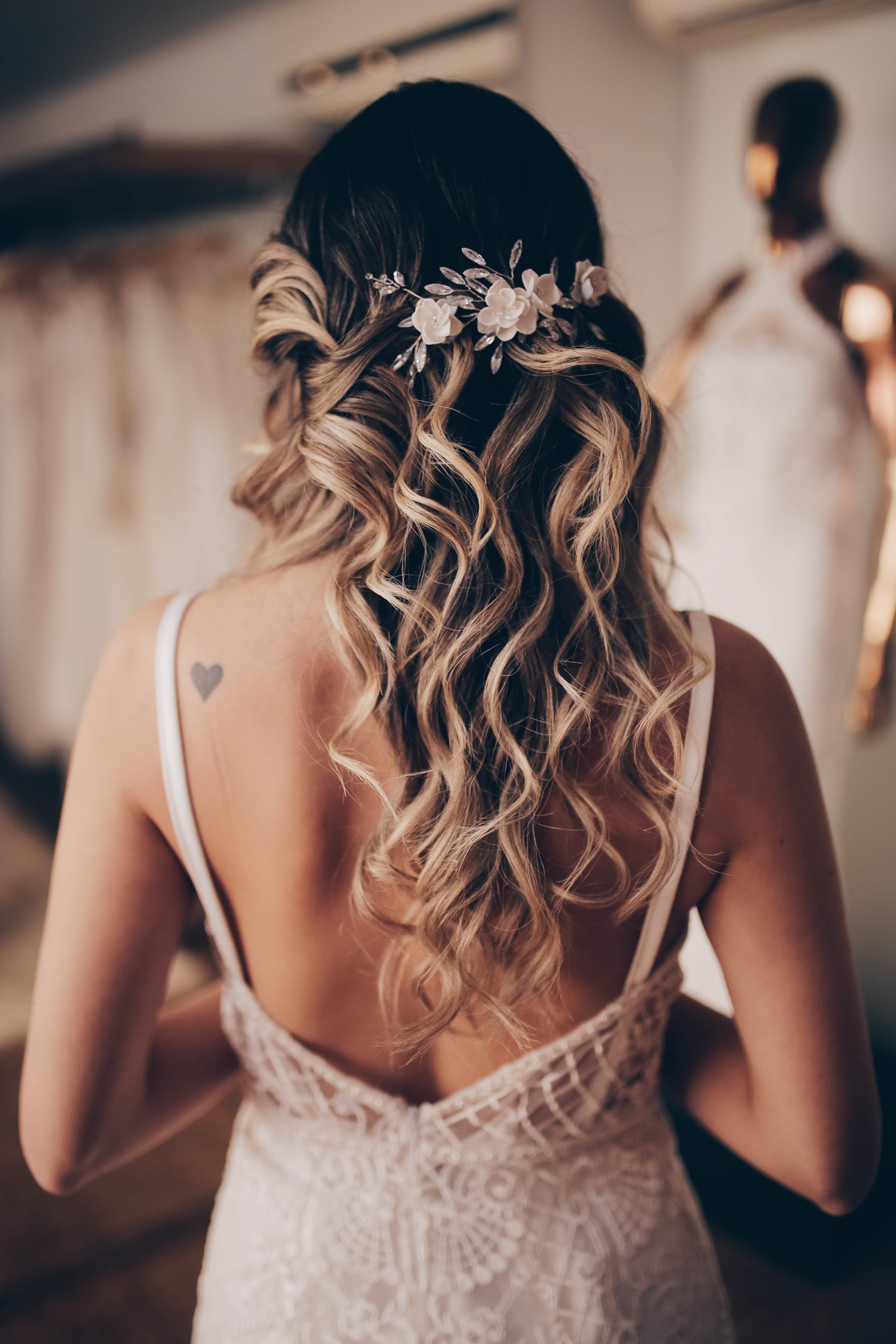 cabelo loiro com vestidos brancos atrás