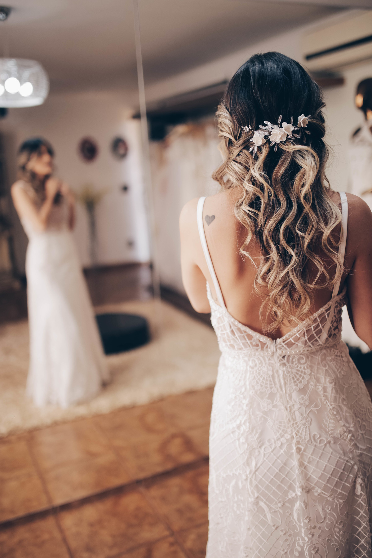 cabelo loiro com vestido branco