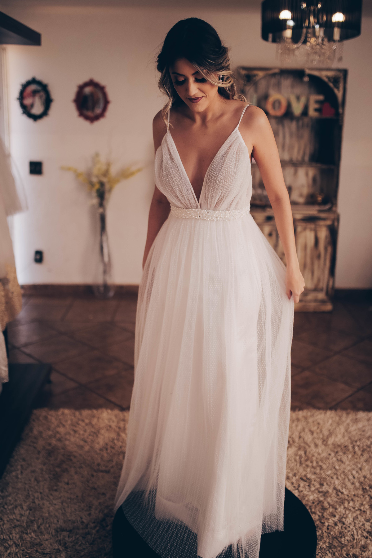 vestido branco em sala