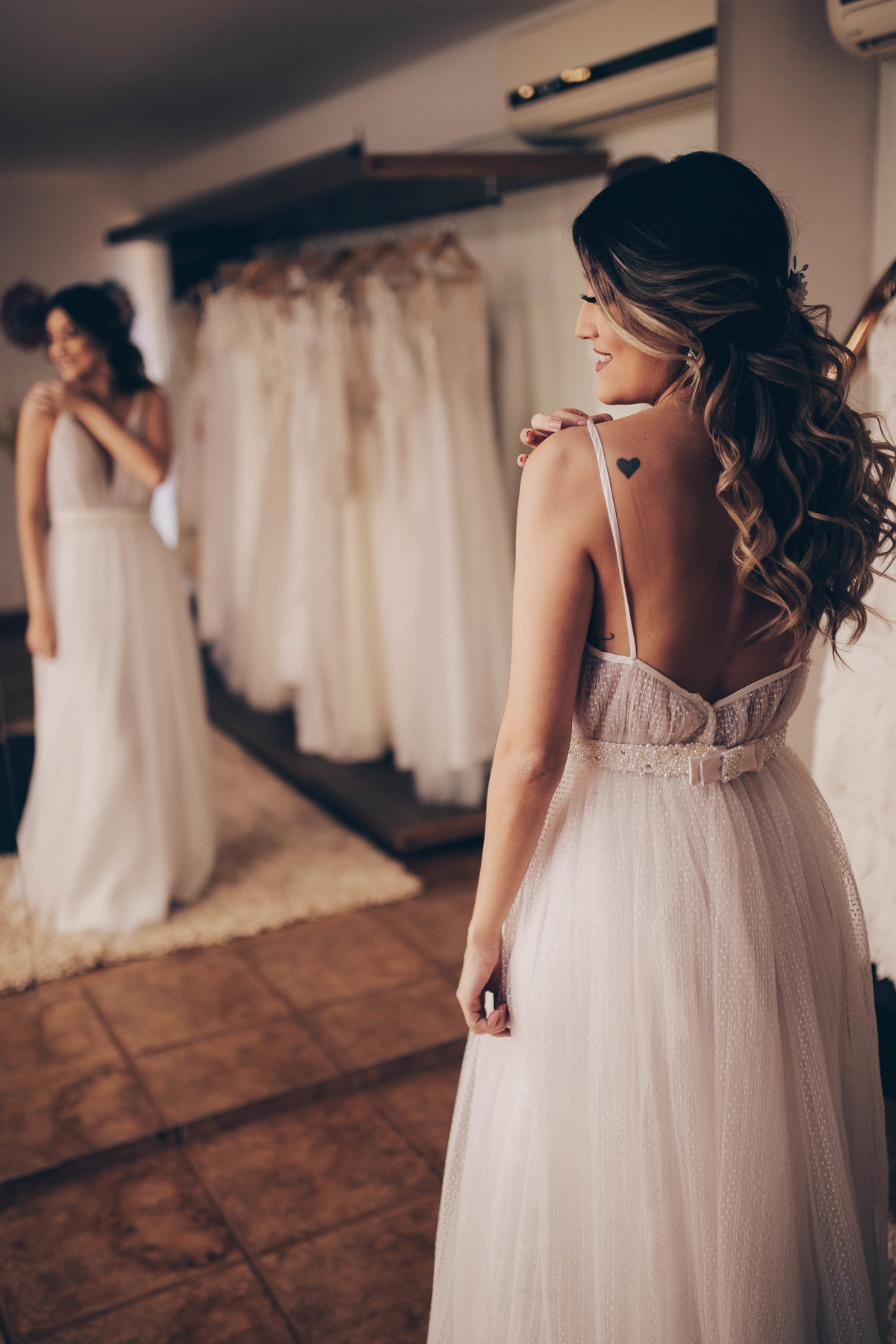 mulher de costa de vestido branco