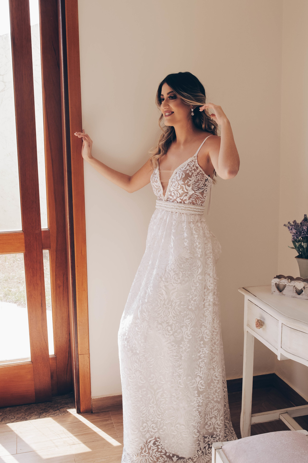 vestido branco em frente a parede branca