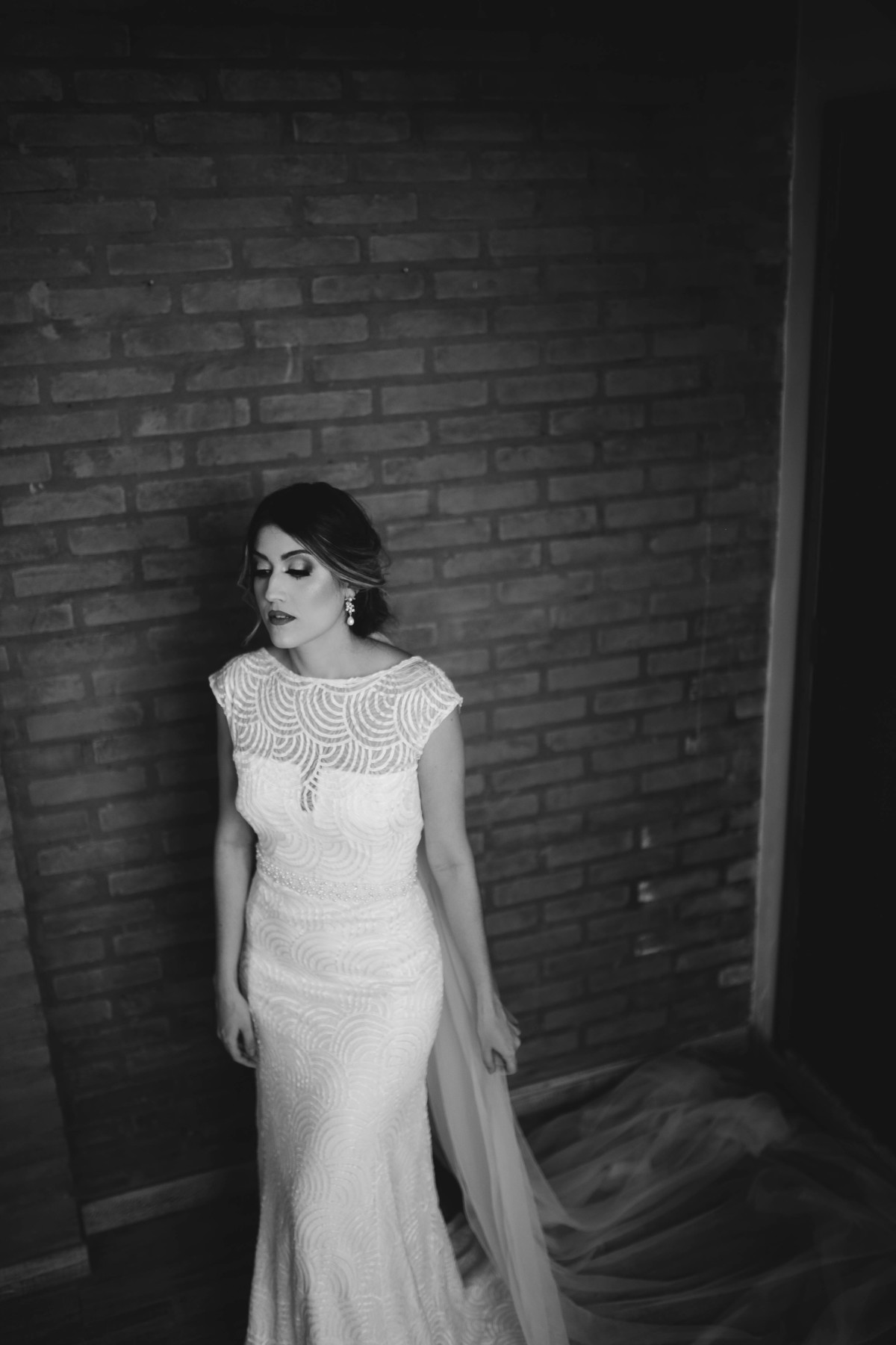 vestido branco em fundo preto e branco