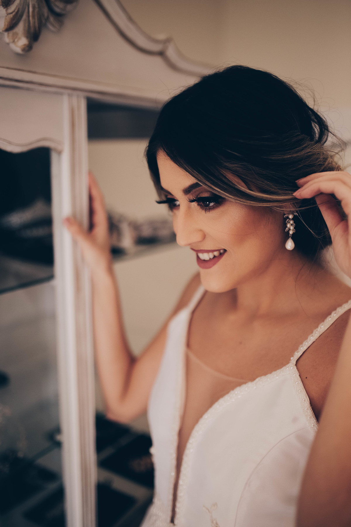 loira sorrindo segurando um espelho