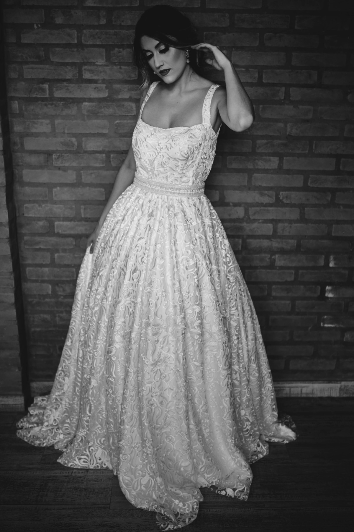 vestido branco em fundo preto e branco