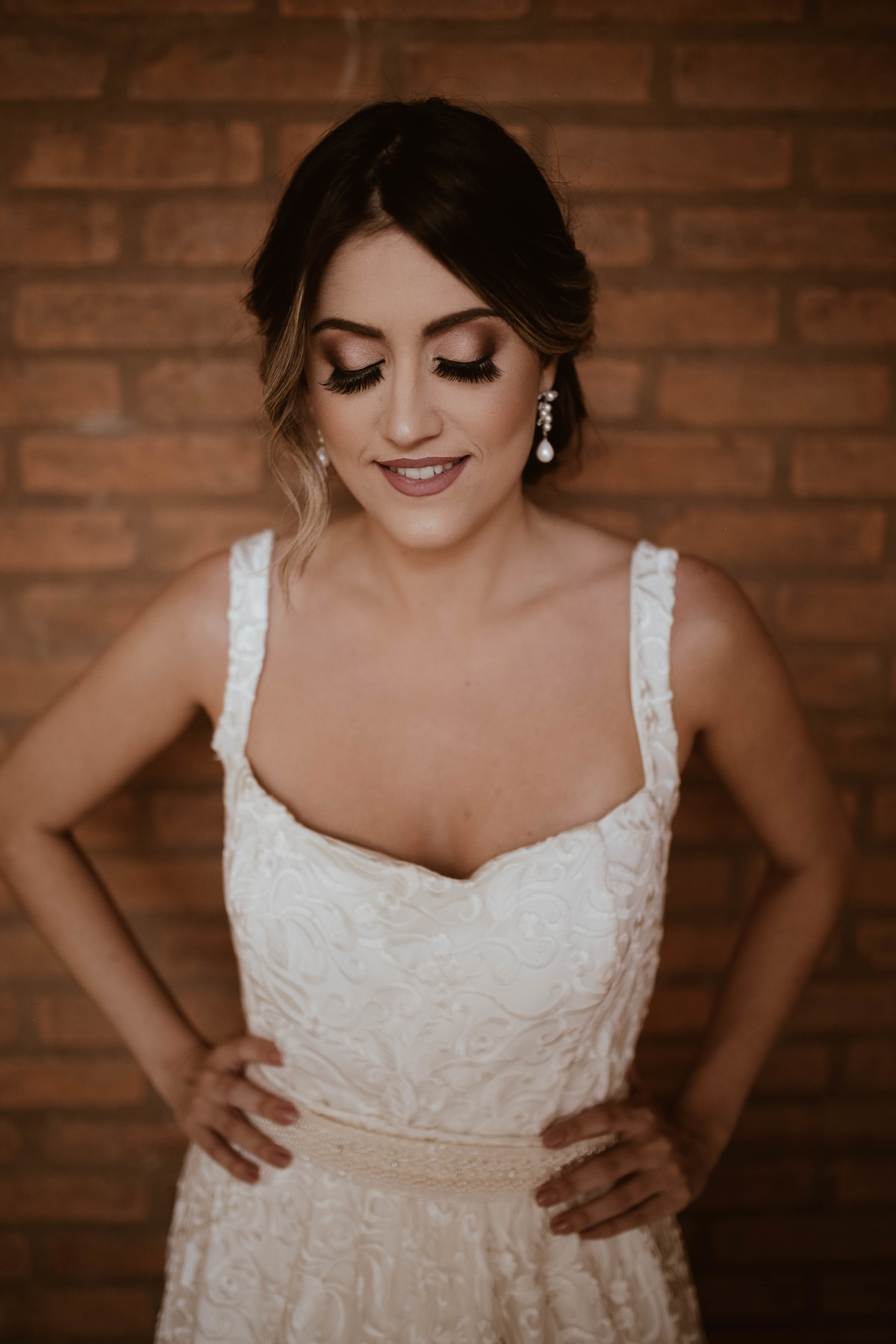 loira em frente a parede de tijolos