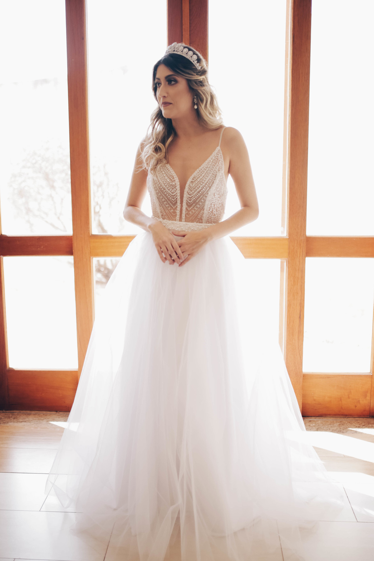 vestido branco na frente da porta