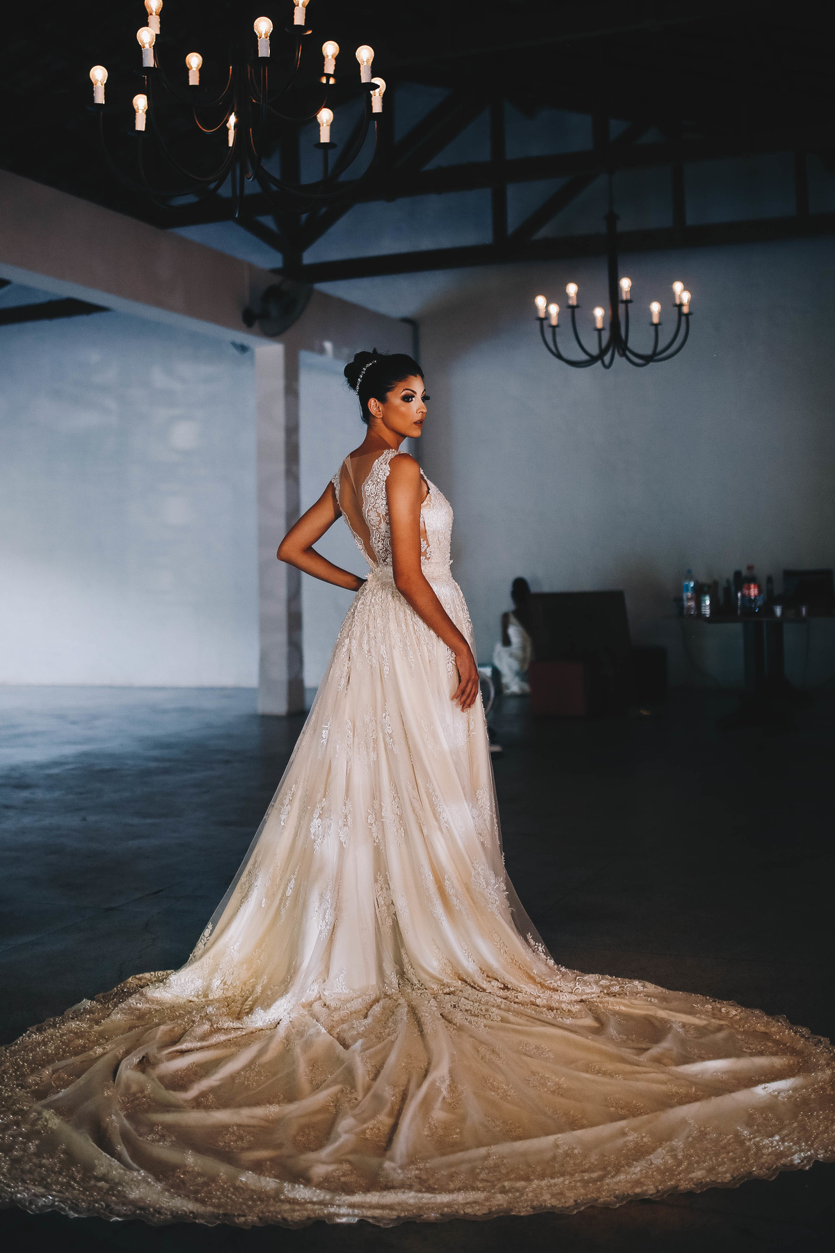 vestido de costas em sala de mar azul