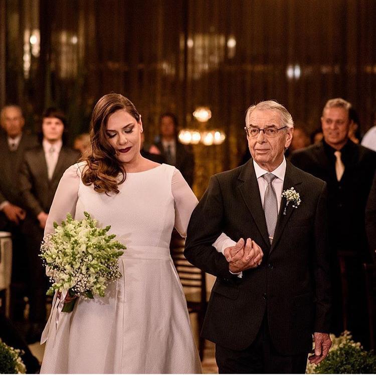 noiva entrando com seu pai em casamento
