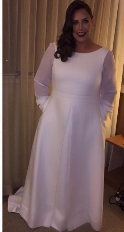 vestido branco em frente a cortina