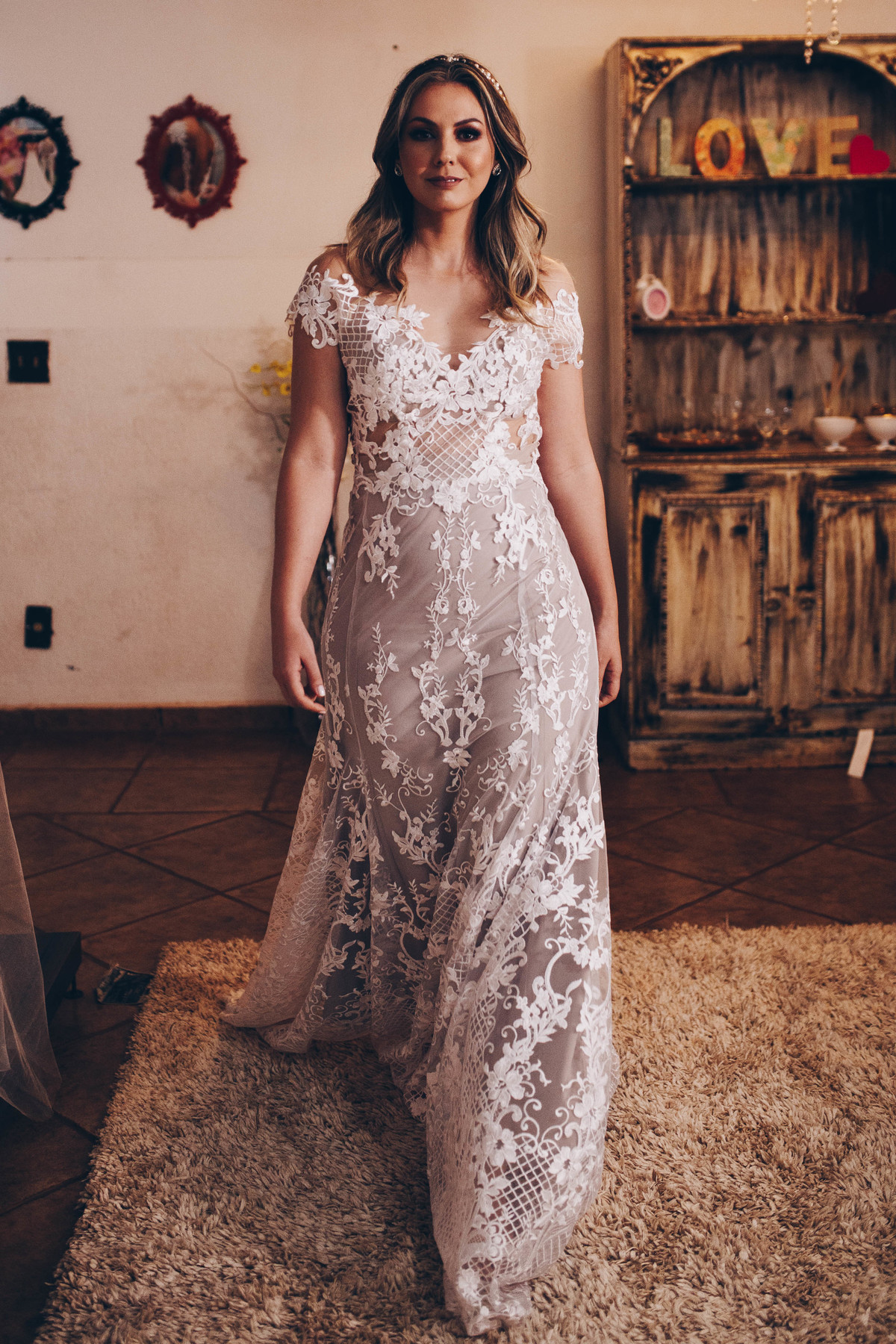 vestido branco num quarto