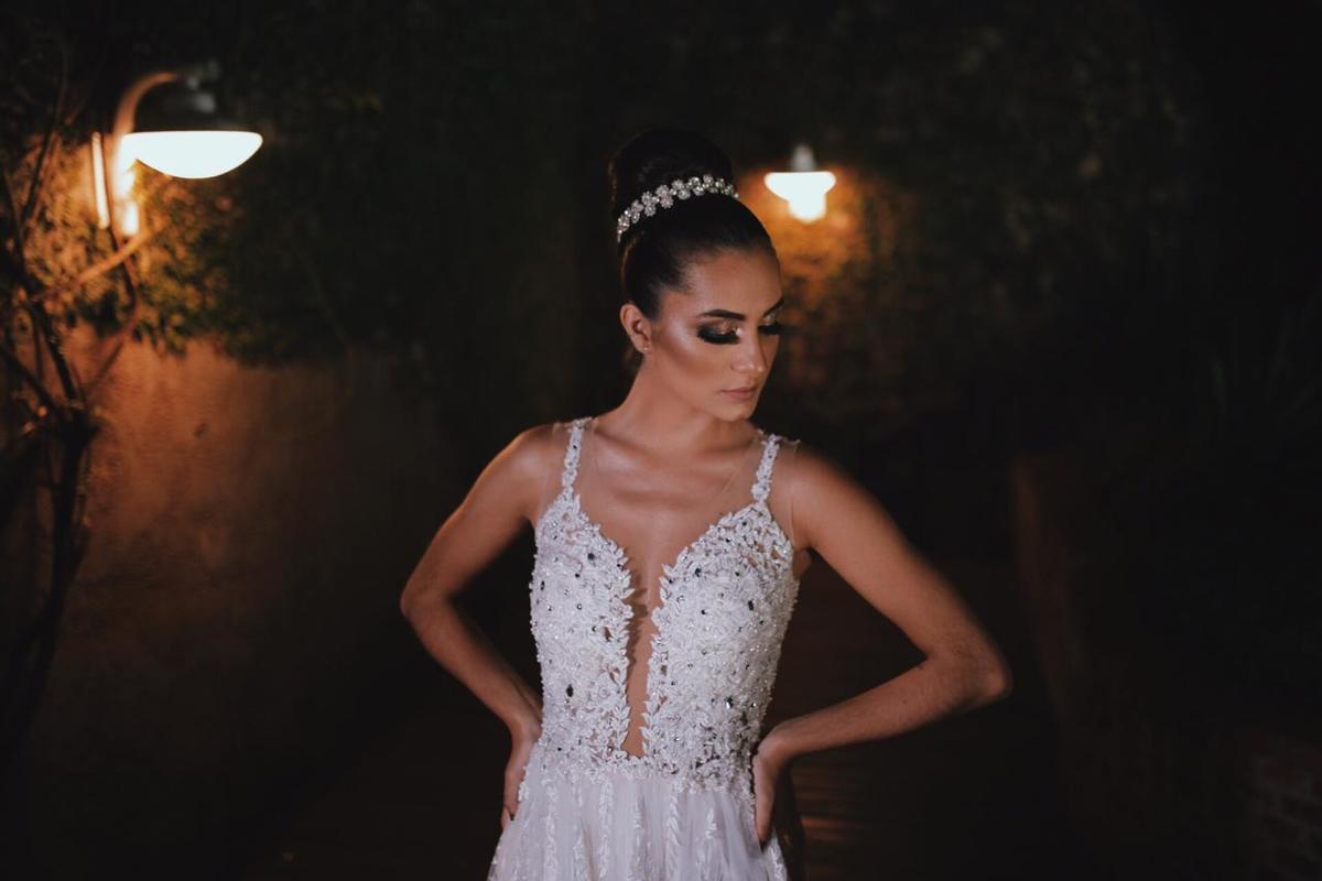 moça de vestido em local escuro posando