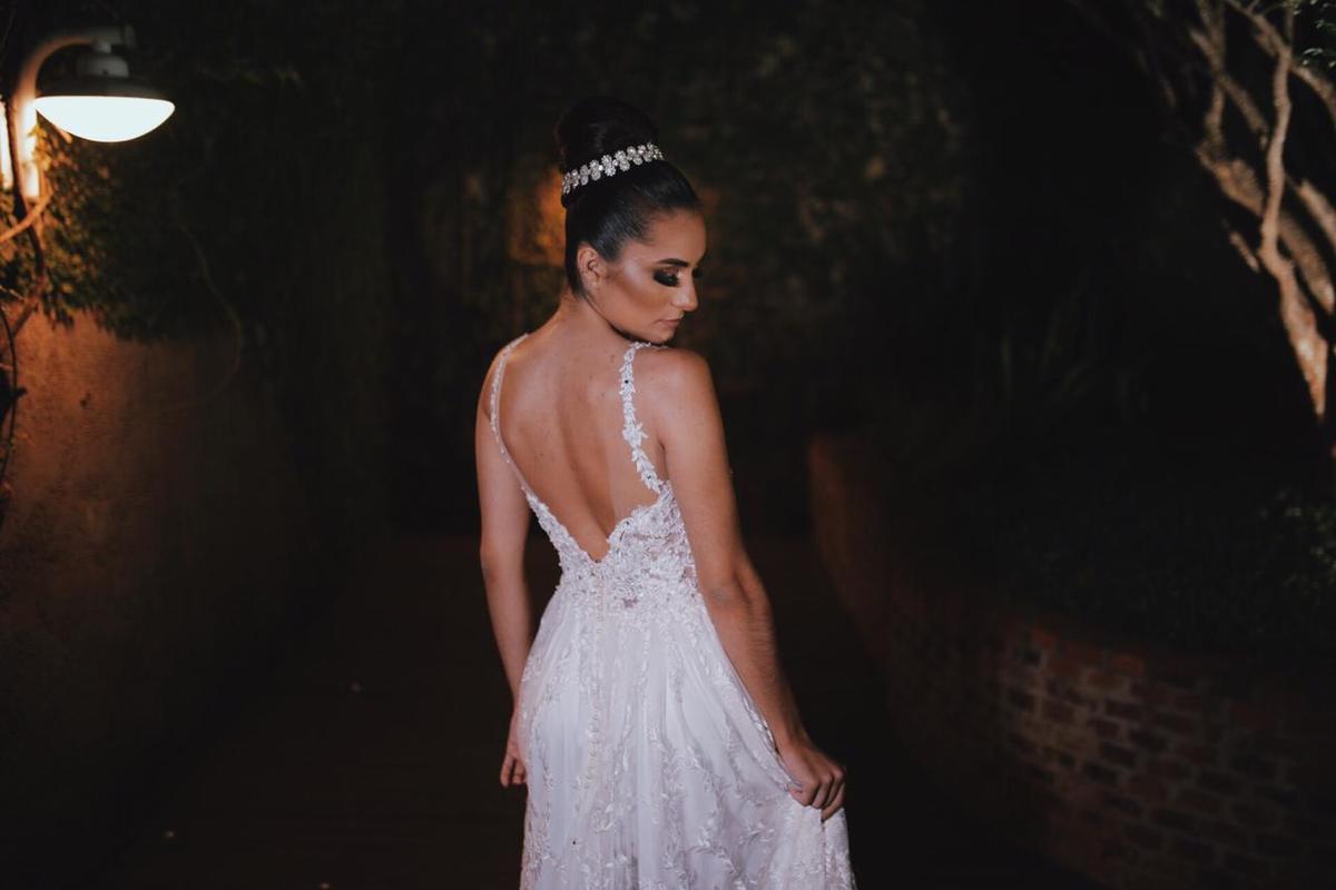 moça de vestido e de costas