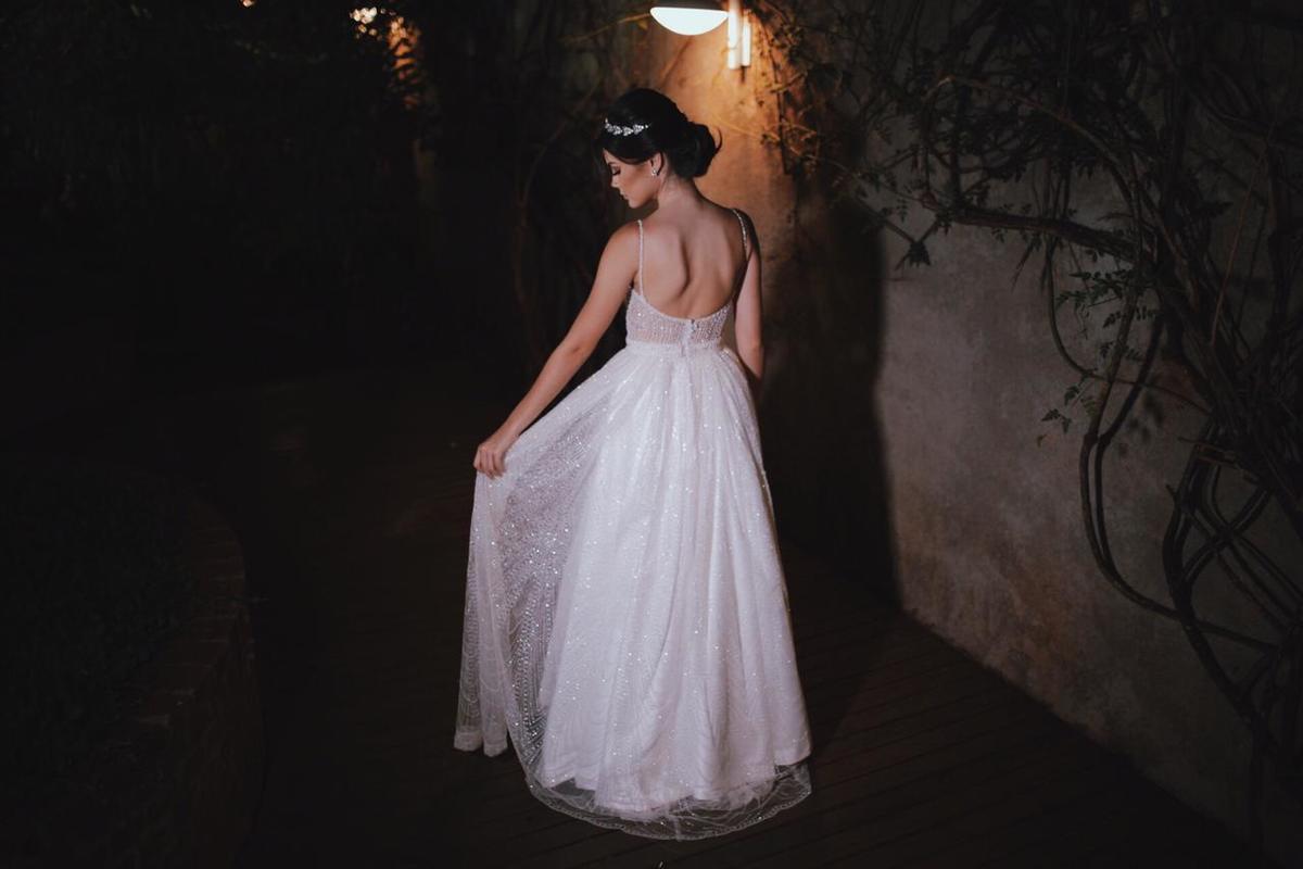 mulher de costas vestindo um vestido branco