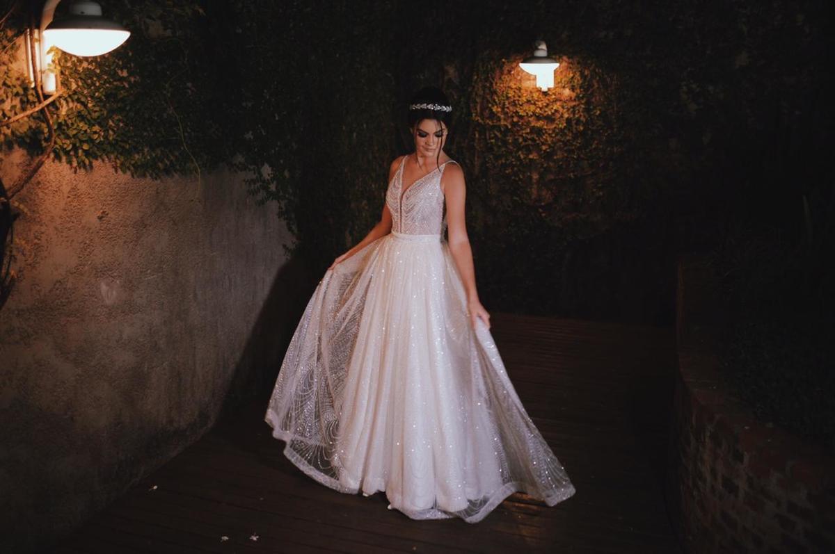 mulher de vestido branco