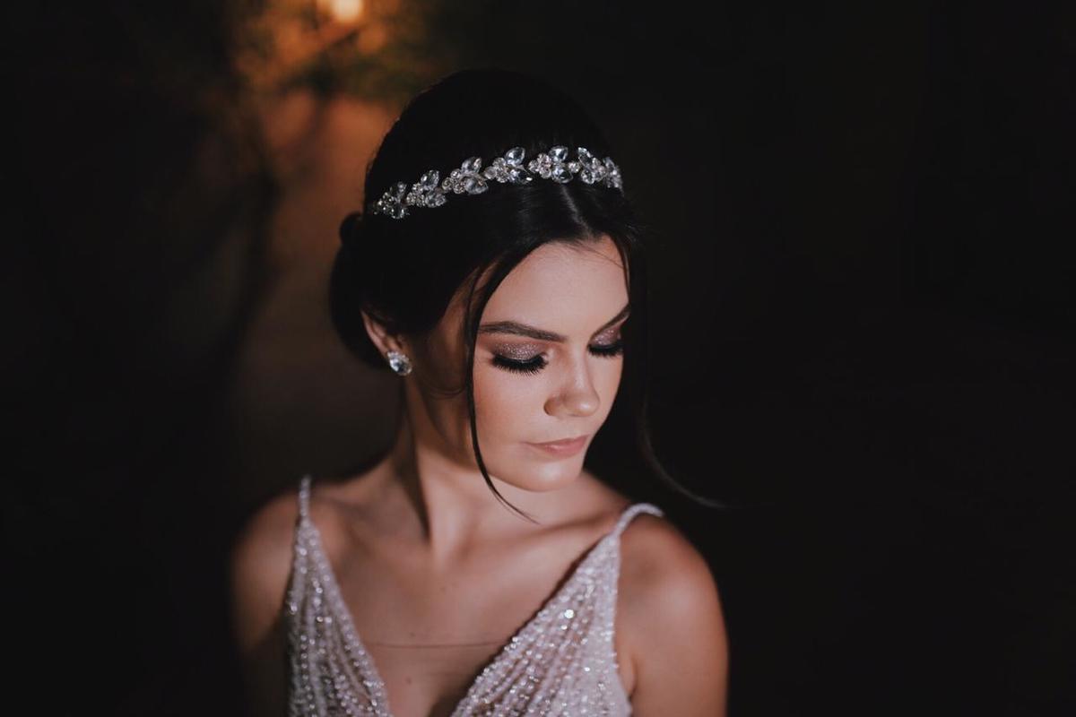mulher de vestido olhando pra baixo