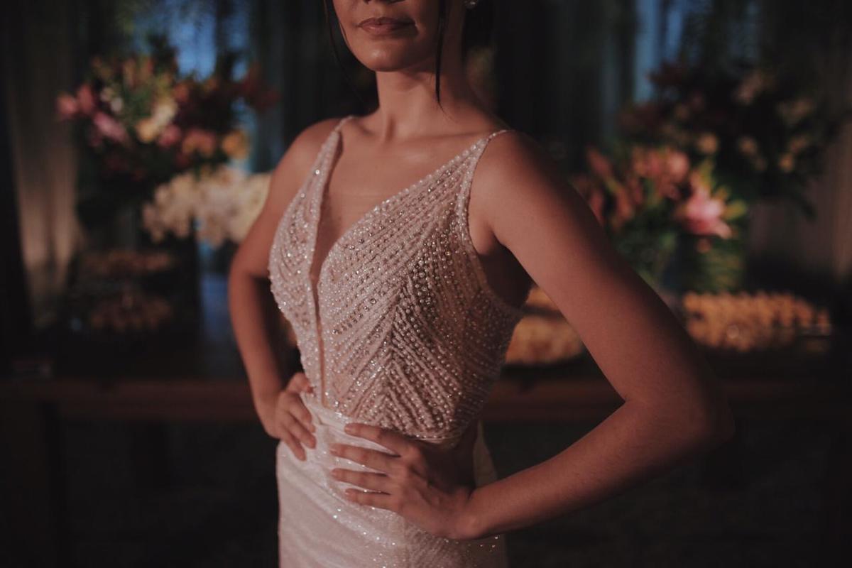 moça sorrindo de vestido branco