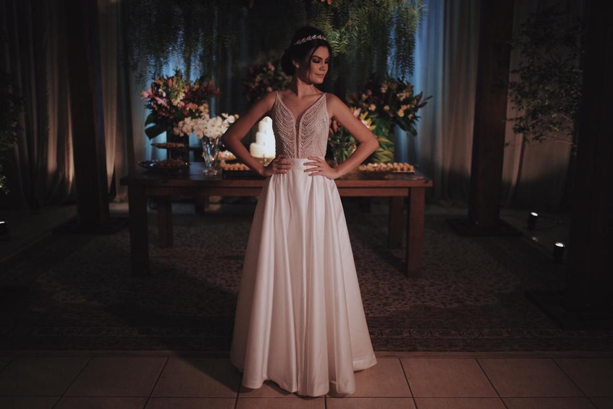 mulher de vestido em frente a banco enfeitado