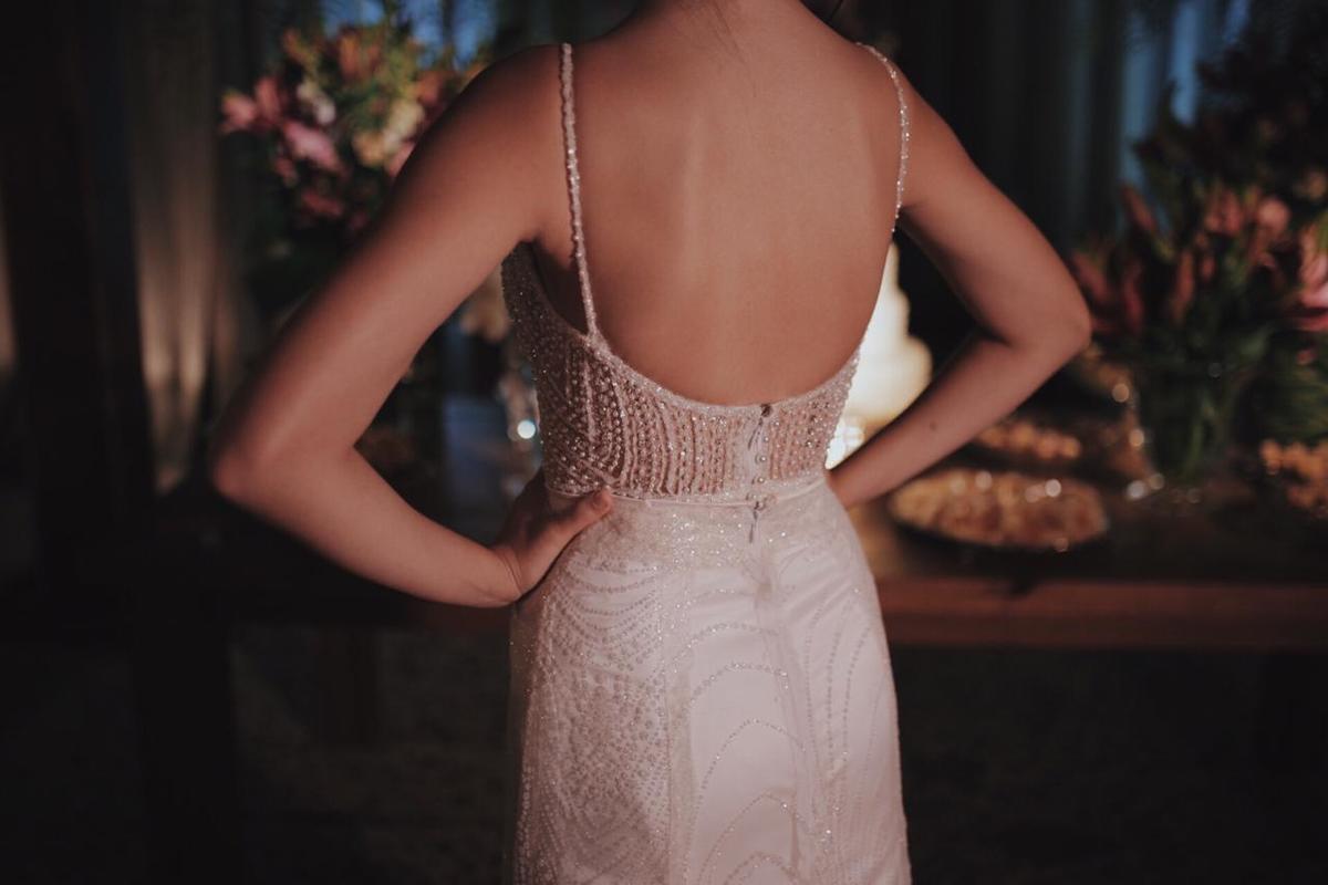 mulher de vestido de costas