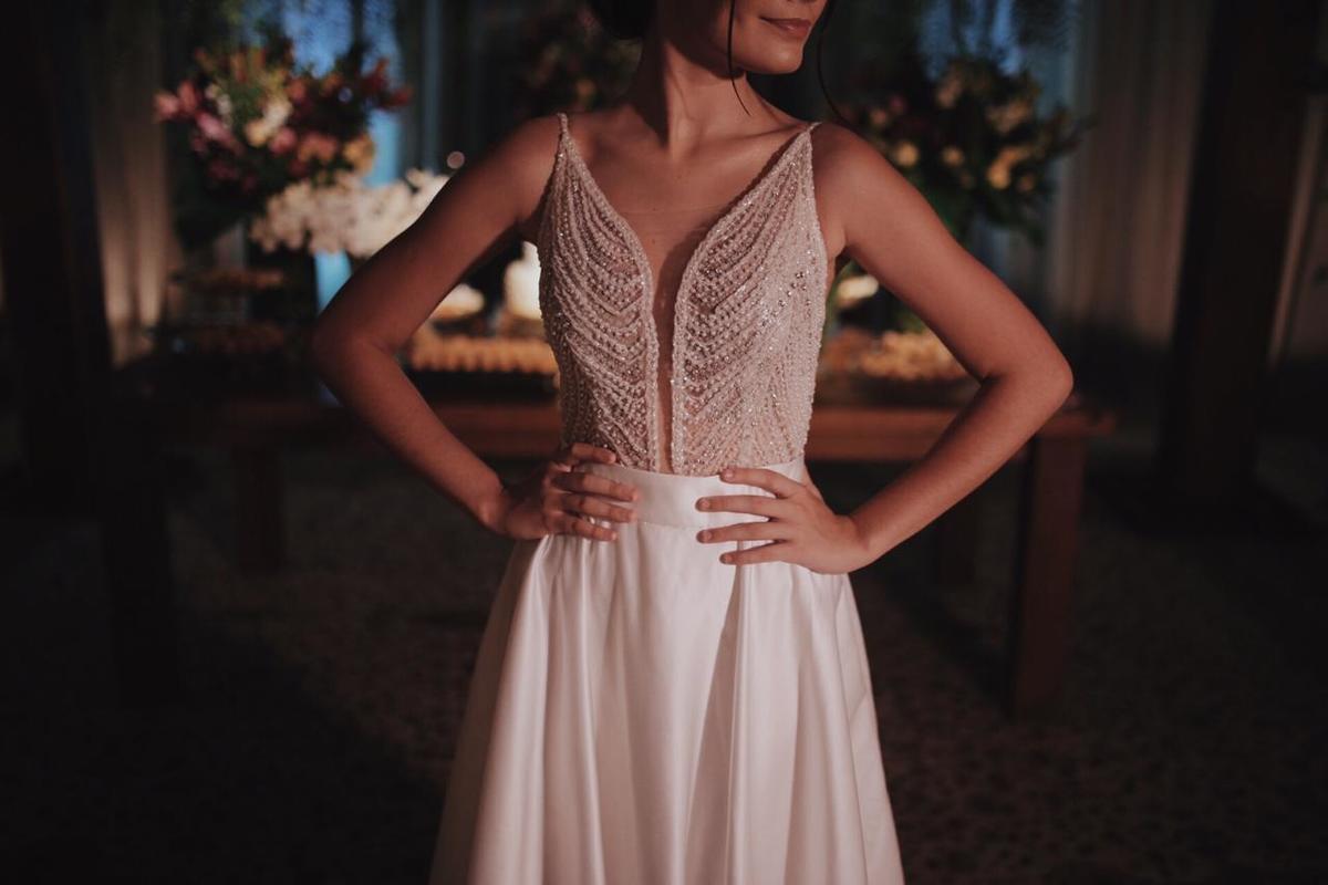 vestido branco com decote