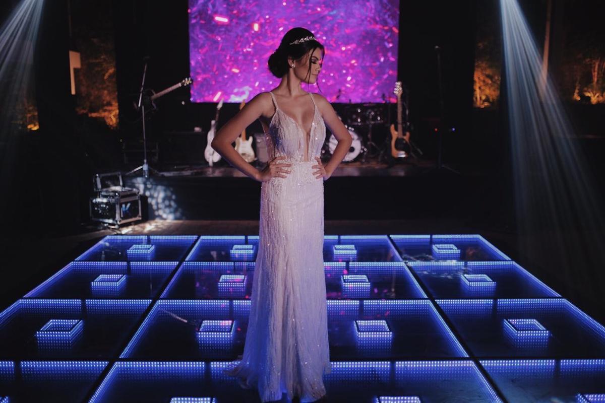 mulher de vestido em cima de palco azul