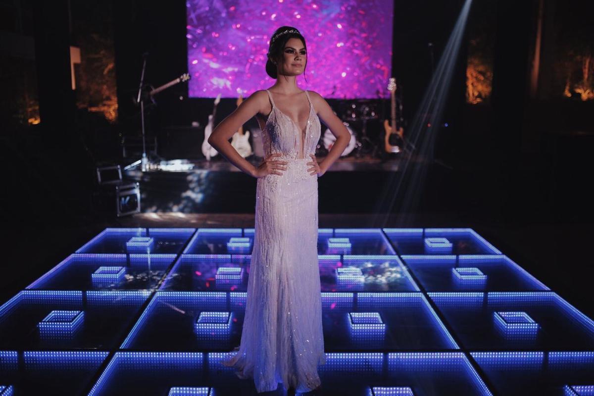 mulher posando em cima de um palco azul