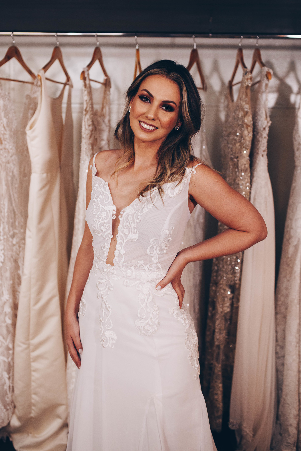 mulher de vestido sorrindo
