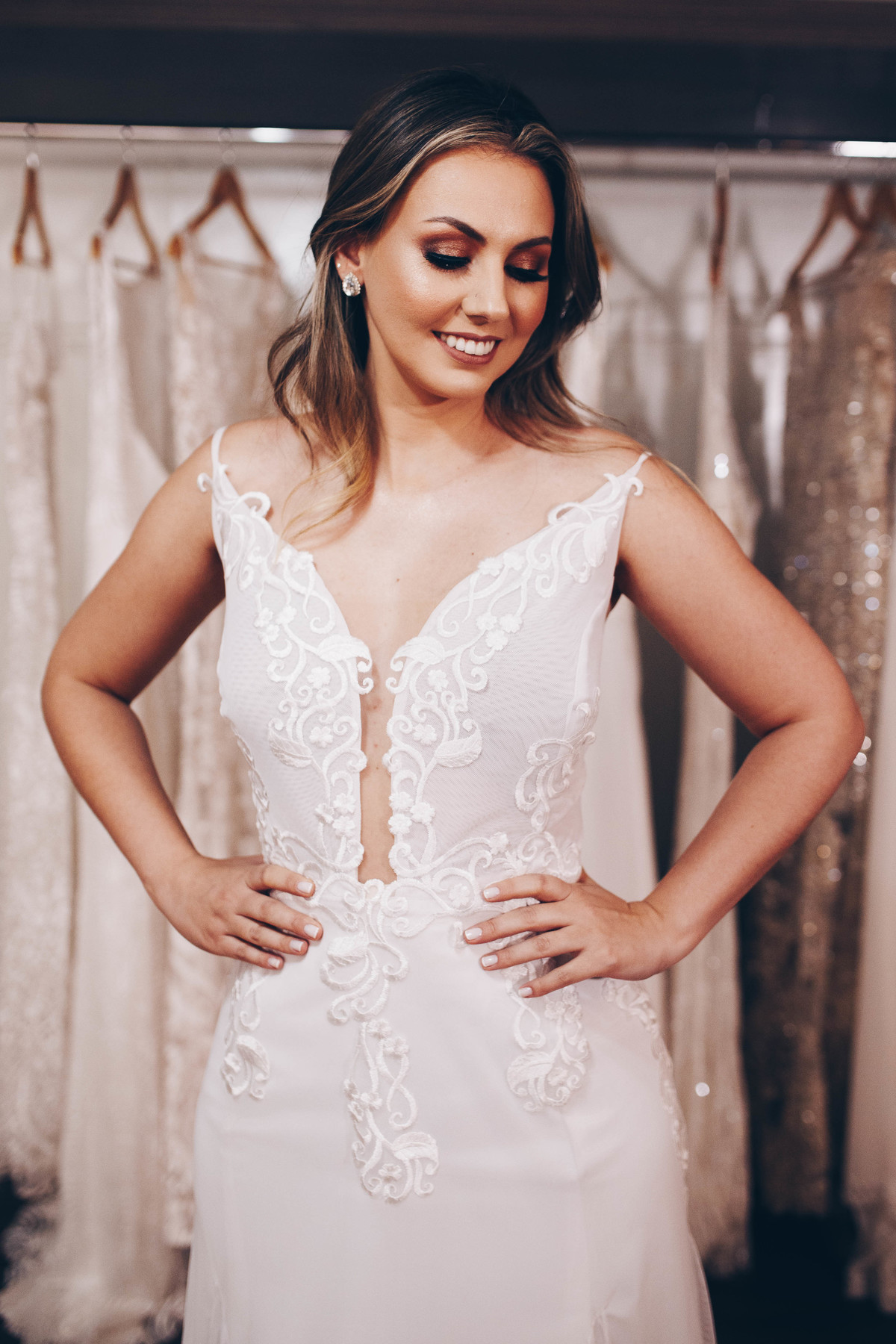 mulher de vestido   com braço cruzado