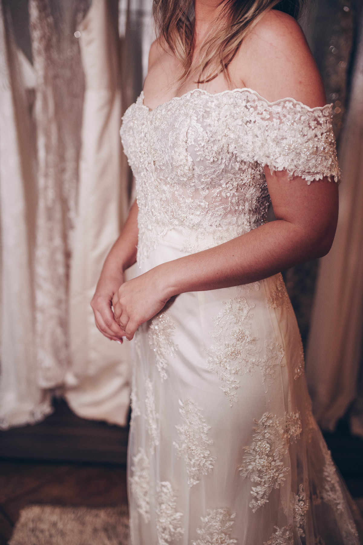 mulher de vestido com as mãos juntas 