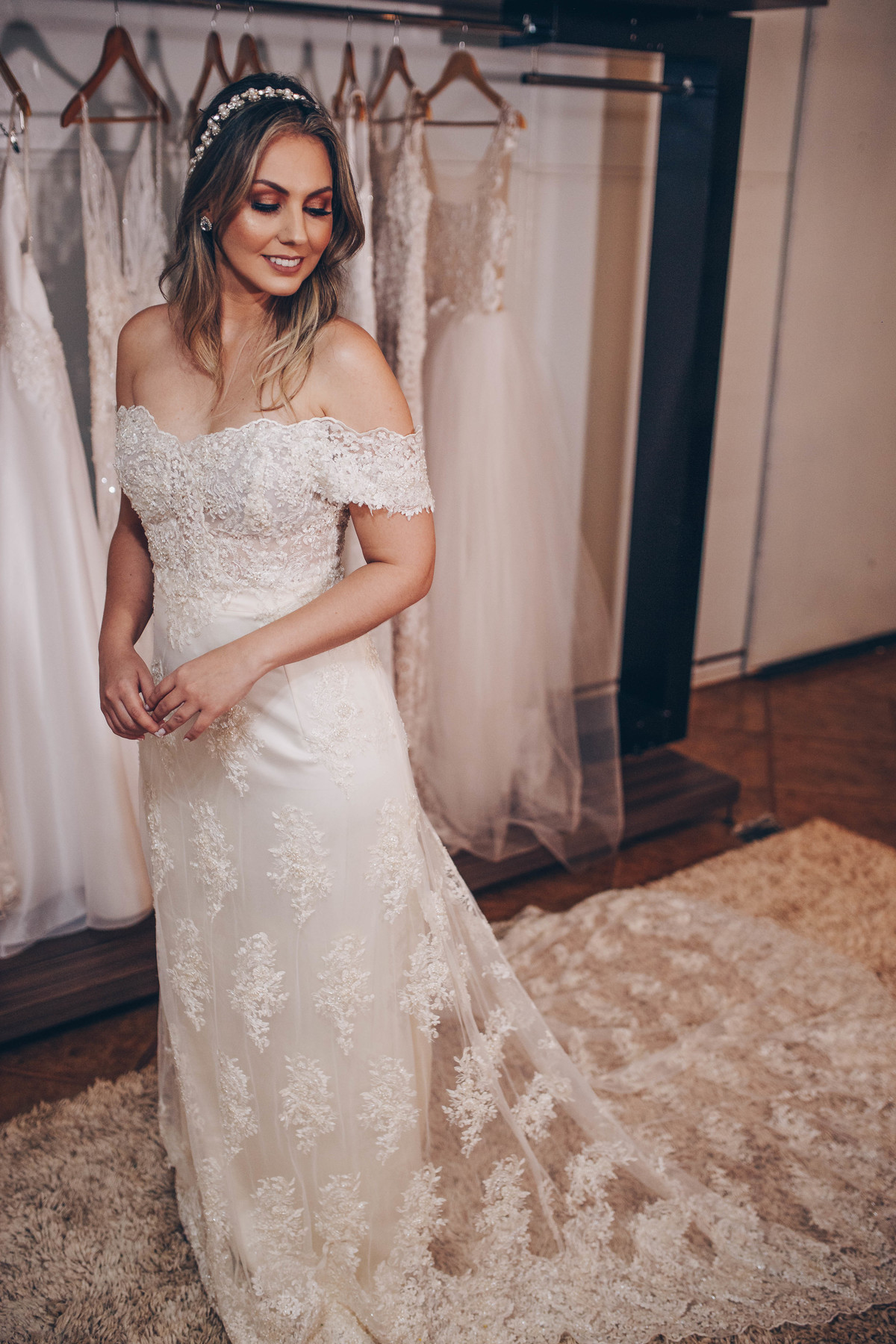 mulher de vestido com as mãos juntas em frente a cortina