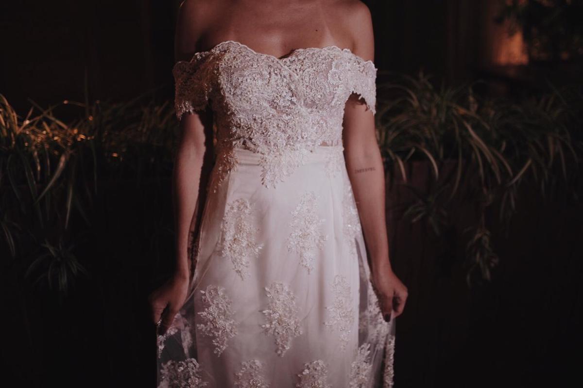 mulher de vestido em frente a mato