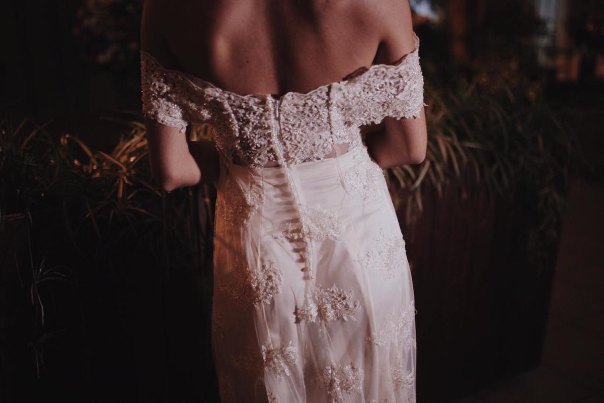 costas de uma mulher de vestido