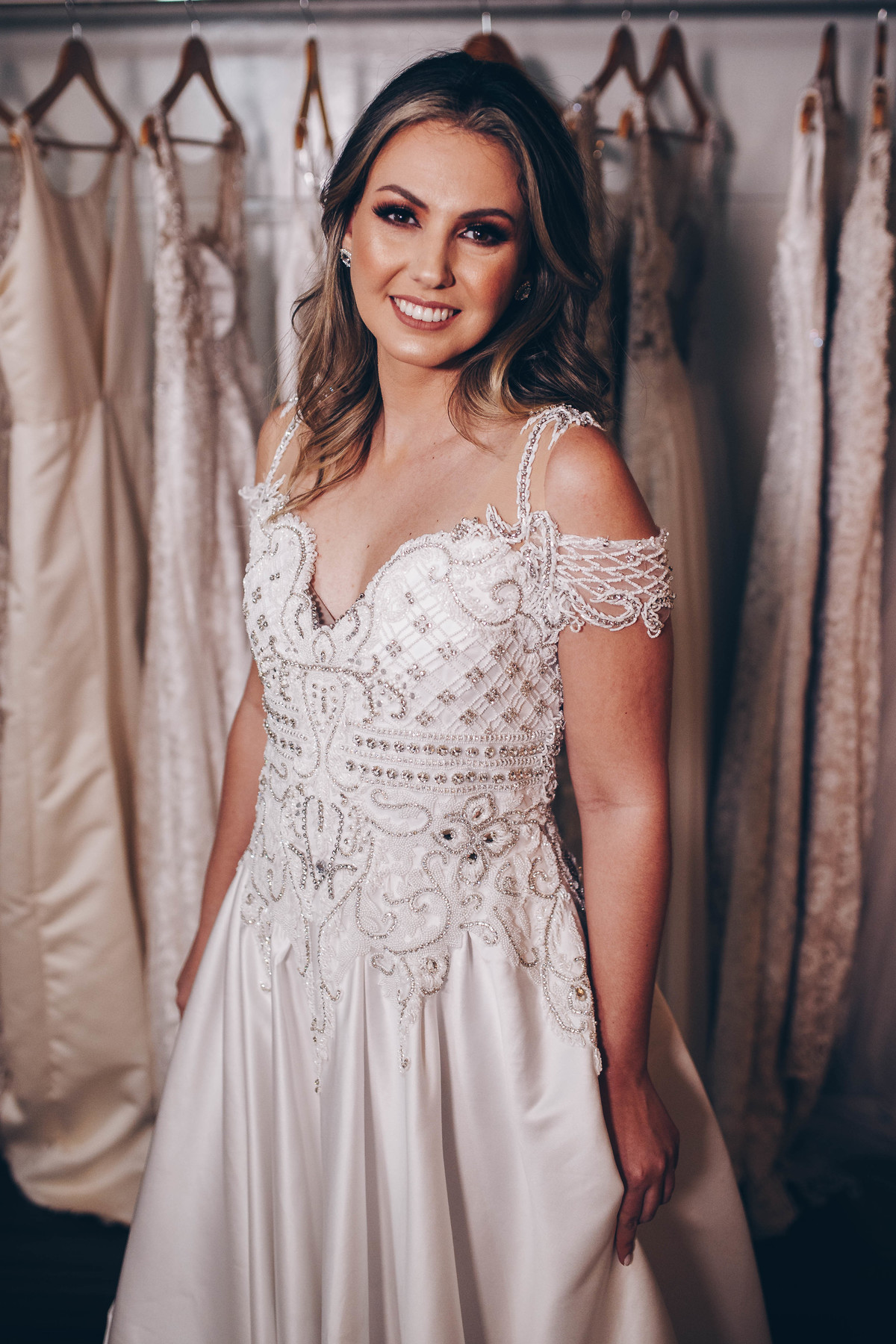 loira de vestido branco em frente a fundo branco