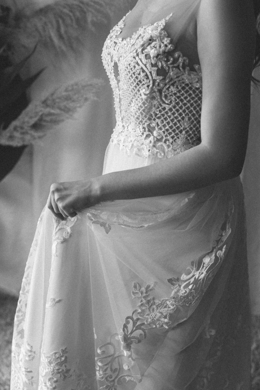 vestido branco florido fundo preto e branco