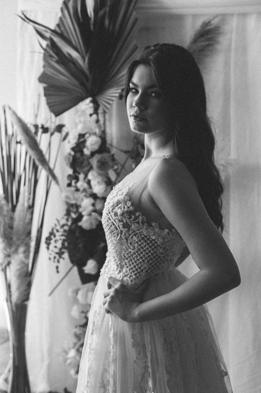 vestido branco decotado em fundo preto e branco