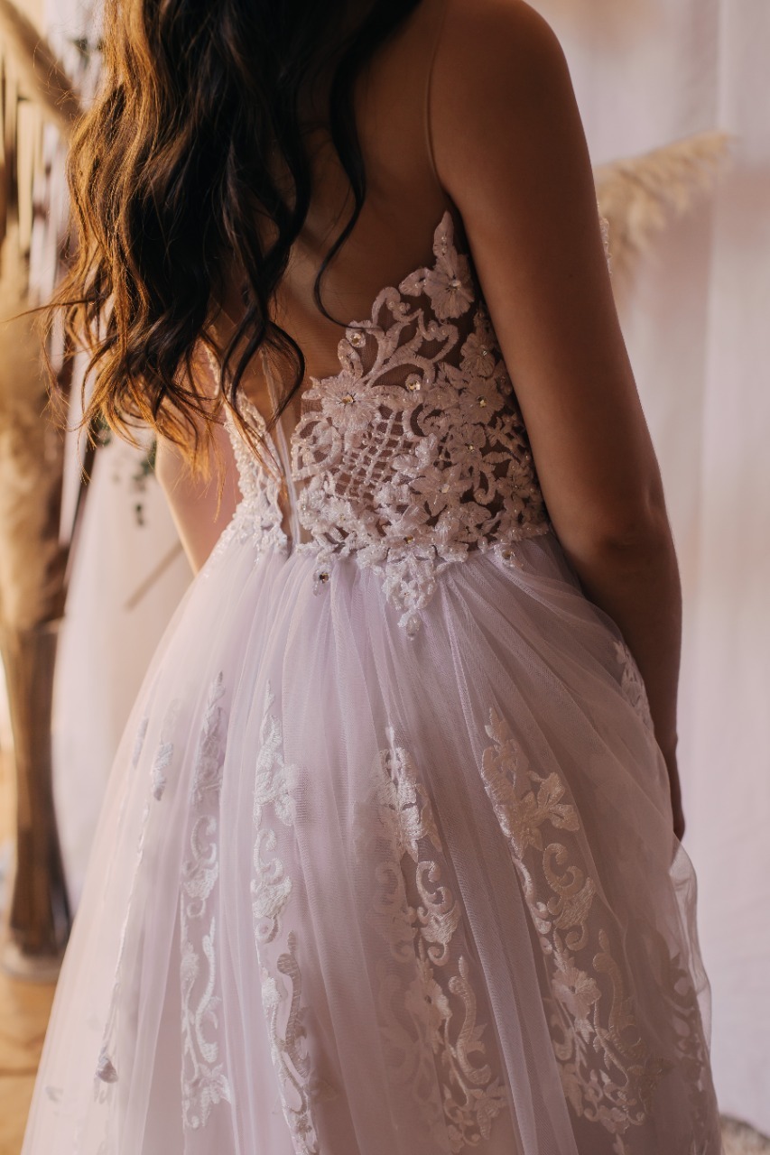 parte traseira de vestido preto e branco