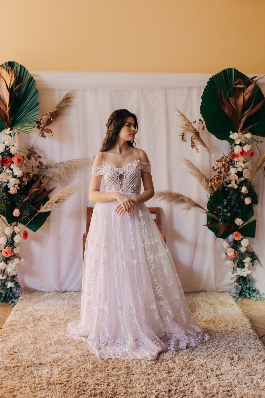 mulher sentada com vestido branco
