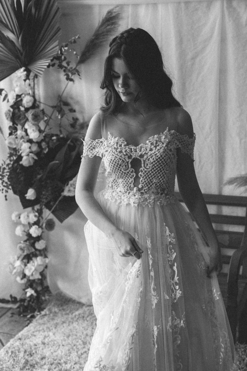 mulher de vestido branco em fundo preto e branco