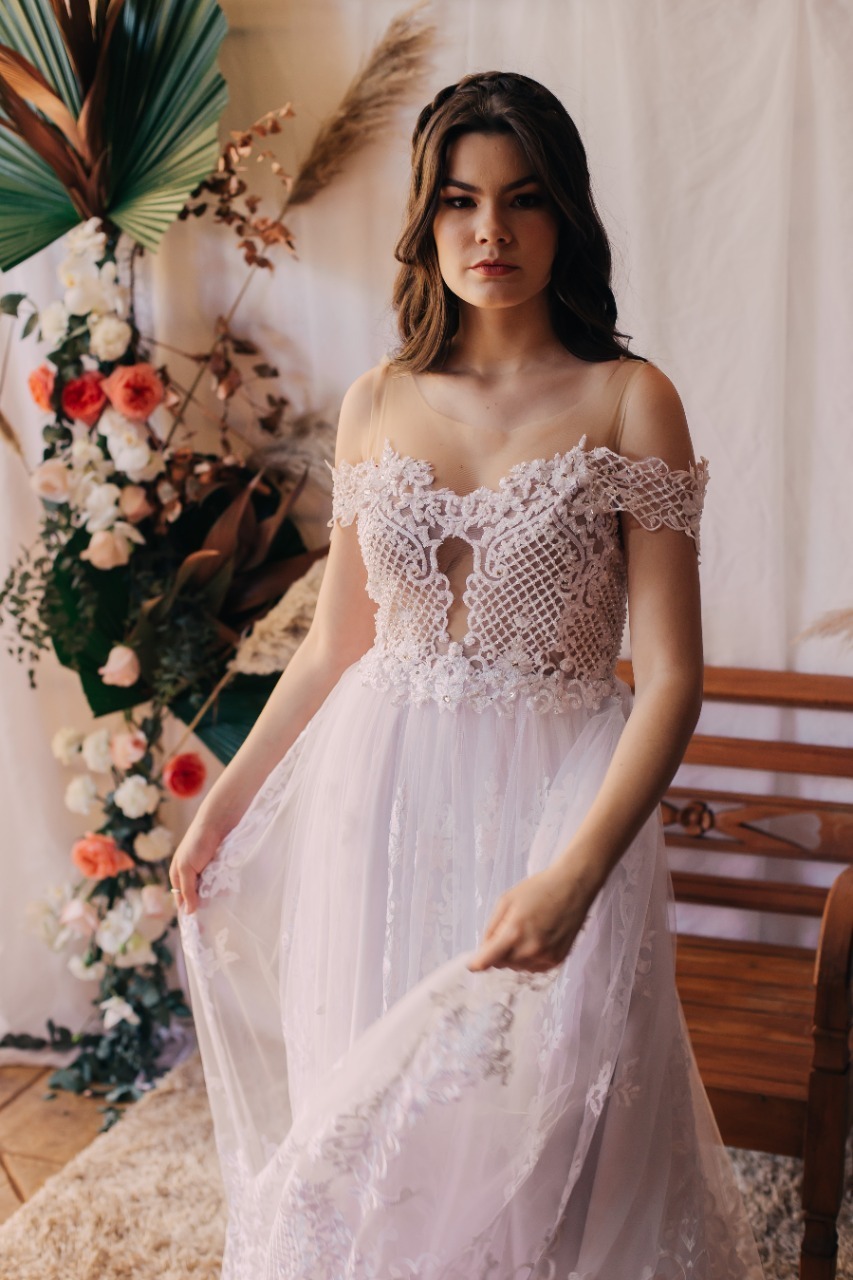 mulher com mão no vestido branco